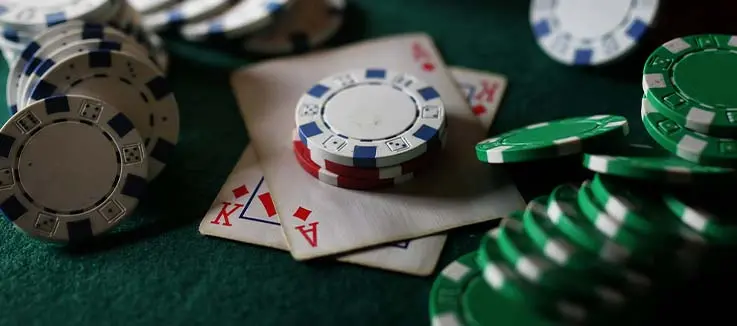 poker hand and chips 